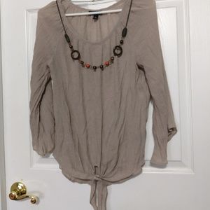 Cute blouse with necklace